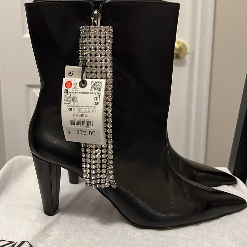 Zara Leather Boots With Dangling Crystal Zipper Pulls NWT $229 size 39 GORGEOUS!